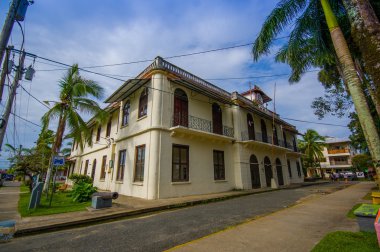 Panama, Panama - 16 Nisan 2015: Isla Bocas del Toro en nüfuslu ada olan kolon sokak görünümü 