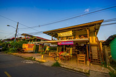 Panama, Panama - 16 Nisan 2015: Isla Bocas del Toro en nüfuslu ada olan kolon sokak görünümü 