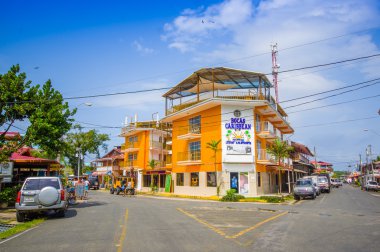 Panama, Panama - 16 Nisan 2015: Isla Bocas del Toro en nüfuslu ada olan kolon sokak görünümü 