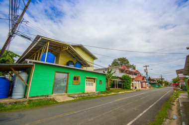 Panama, Panama - 16 Nisan 2015: Isla Bocas del Toro en nüfuslu ada olan kolon sokak görünümü 