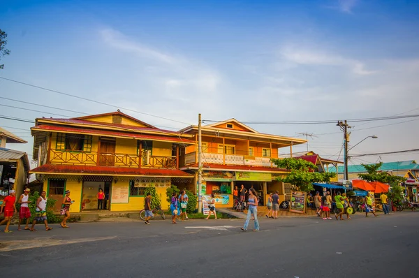 PANAMA, PANAMA - 16 APRILE 2015: Vista sulla strada di Isla Colon, l'isola più popolata di Bocas del Toro — Foto Stock