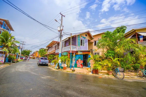 Panama, panama - 16. april 2015: straßenansicht von isla colon, der bevölkerungsreichsten insel der bocas del toro — Stockfoto