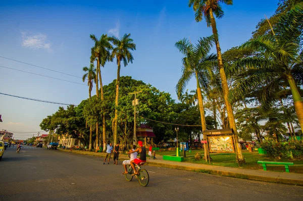 Panama, Panama - 16 April 2015: Street view av Isla Colon som är den mest befolkade ön i Bocas del Toro — Stockfoto