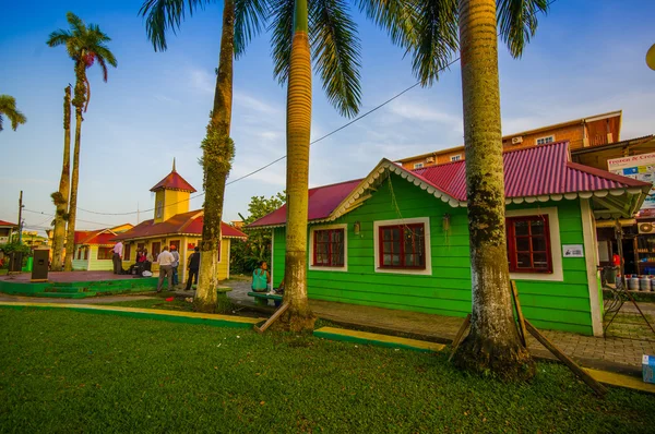 PANAMÁ, PANAMÁ - 16 DE ABRIL DE 2015: Vista de la calle Isla Colón, que es la isla más poblada de las Bocas del Toro — Foto de Stock