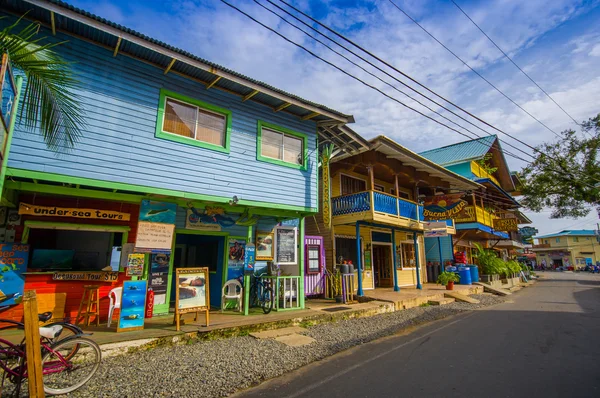 Panama, panama - 16. april 2015: straßenansicht von isla colon, der bevölkerungsreichsten insel der bocas del toro — Stockfoto