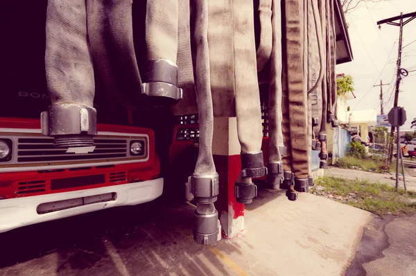 BOCAS DEL TORO, PANAMA - APRIL 23, 2015 : Fire house hoses with firetruck on Bocas — Stock Photo, Image