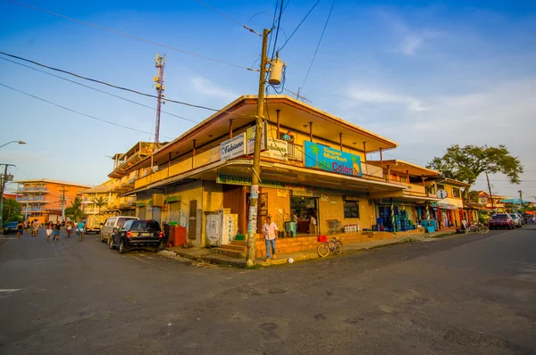 PANAMÁ, PANAMÁ - 16 DE ABRIL DE 2015: Vista de la calle Isla Colón, que es la isla más poblada de las Bocas del Toro —  Fotos de Stock