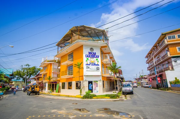 Panama, Panama - 16 April 2015: Street view av Isla Colon som är den mest befolkade ön i Bocas del Toro — Stockfoto