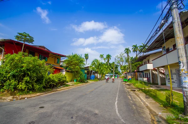 Panama, Panama - 16 Nisan 2015: Isla Bocas del Toro en nüfuslu ada olan kolon sokak görünümü 