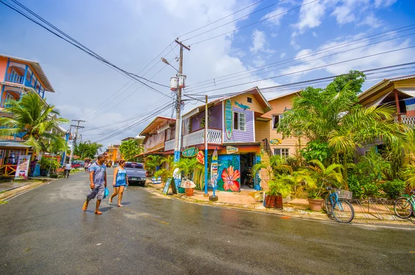 PANAMA, PANAMA - 16 AVRIL 2015 : Vue sur la rue de Isla Colon qui est l'île la plus peuplée de la Bocas del Toro — Photo