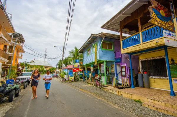 PANAMA, PANAMA - 16 de abril de 2015: Vista de rua de Isla Colon, que é a ilha mais populosa do Bocas del Toro — Fotografia de Stock