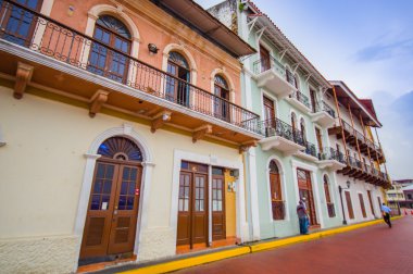 Panama, Panama - 16 Nisan 2015: Recentry restaurated tarihi çeyrek Casco Viejo bilinen Panama City, Street görünümünü.