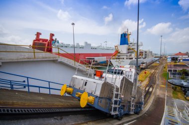 Gatun kilitler, Panama Kanalı. Bu kilitleri Panama Kanalı Atlantik girişinde yer alan ilk ayarlanır.