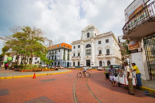 Panama, Panama - 16 April 2015: Street view van de recentry gerestaureerd historische wijk van Panama oude stad, bekend als Casco Viejo. — Stockfoto