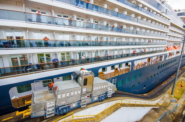 Gatun kilitler, Panama Kanalı. Bu kilitleri Panama Kanalı Atlantik girişinde yer alan ilk ayarlanır.