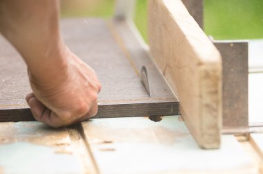 bir elektrik zımpara ile çalışan adam