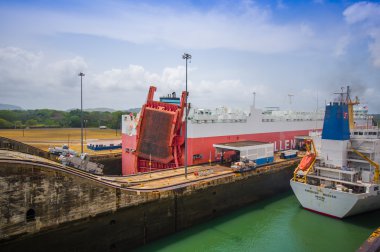Gatun kilitler, Panama Kanalı. Bu kilitleri Panama Kanalı Atlantik girişinde yer alan ilk ayarlanır.