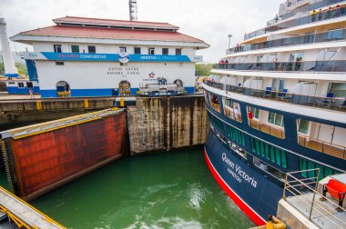 Gatun kilitler, Panama Kanalı. Bu kilitleri Panama Kanalı Atlantik girişinde yer alan ilk ayarlanır.