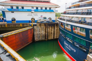 Gatun kilitler, Panama Kanalı. Bu kilitleri Panama Kanalı Atlantik girişinde yer alan ilk ayarlanır.