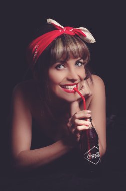 Eski bir vintage coca cola şişe tutan güzel retro kız