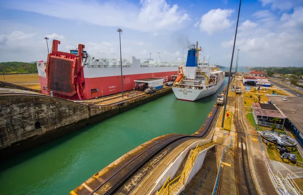 Gatun замки, Панамський канал. Це перший набір замків посеред Атлантичного входу в Панамський канал. — стокове фото