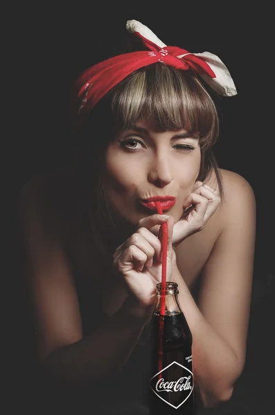 Menina retro bonita segurando uma velha garrafa de cola de coca vintage — Fotografia de Stock