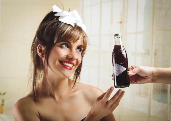 Hermosa chica retro recibiendo una vieja botella de cola de coca vintage —  Fotos de Stock