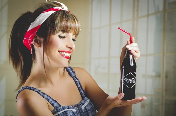 Кока кола девочки. Девушка пьет колу. Реклама фотосессии. Девушка с колой. Девушка с кока колой.