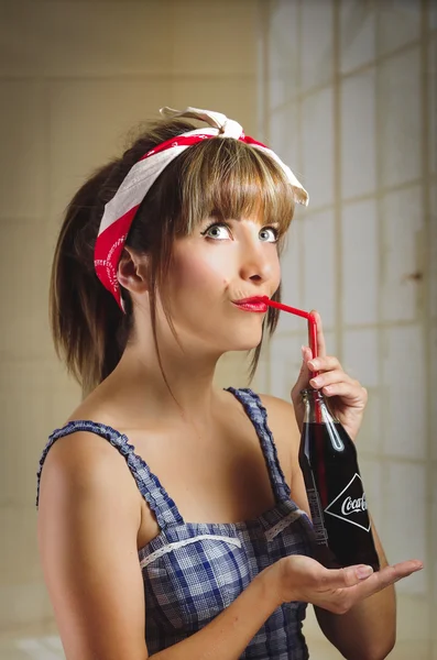 Menina retro bonita segurando uma velha garrafa de cola de coca vintage — Fotografia de Stock