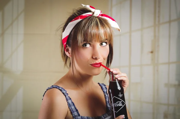 Mooi retro meisje houdt van een oude vintage Coca-Cola fles — Stockfoto