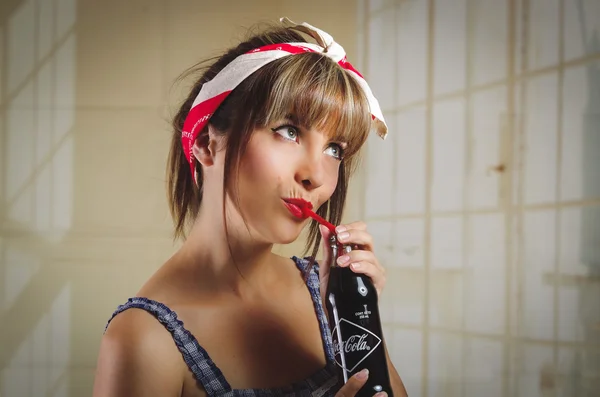 Vackra retro tjej håller en gammal vintage coca cola flaska — Stockfoto