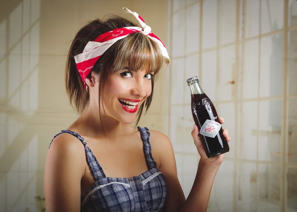 Hermosa chica retro sosteniendo una vieja botella de cola de coca vintage — Foto de Stock