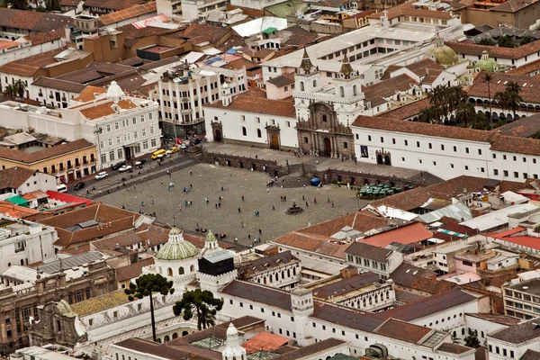 Ilmakuva vanhasta kaupungista Quitossa, Ecuadorissa — kuvapankkivalokuva