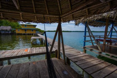 Bocas Del Toro, Panama - 23 Nisan 2015: Ahşap iskele üzerinde oluşan bir adalar Karayip kıyılarında Panama Bocas del Toro eyaletinde