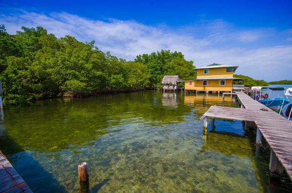 BOCAS DEL TORO, PANAMA - APRIL 23, 2015 : Wooden Pier on Bocas del Toro province of Panama comprising an archipelago off the Caribbean coast — Stock Photo, Image