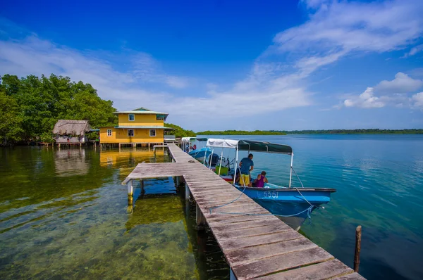 Bocas Del Toro, Panama - április 23, 2015-re: Fából készült móló a Bocas del Toro tartomány panamai alkotó szigetek a Karib-tenger partjainál — Stock Fotó