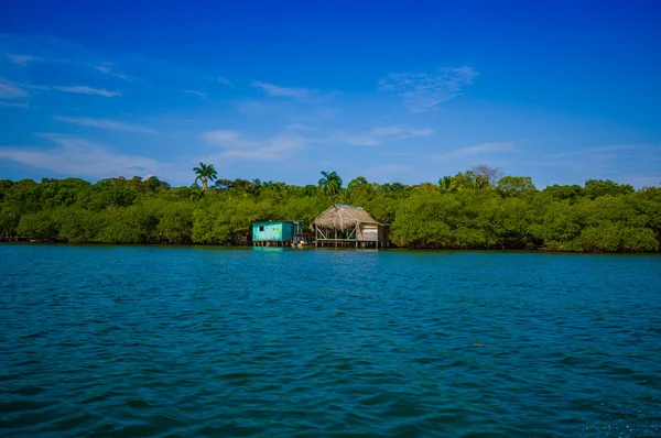 Bocas Del Toro, Panama - április 23, 2015-re: Fából készült móló a Bocas del Toro tartomány panamai alkotó szigetek a Karib-tenger partjainál — Stock Fotó