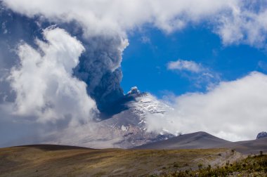 Etkin Cotopaxi yanardağ patlayan