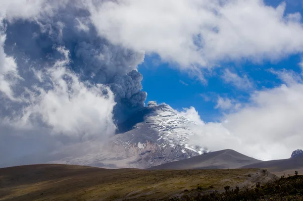 Active Cotopaxi volcano erupting — Stock Photo, Image