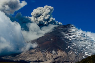 Etkin Cotopaxi yanardağ patlayan