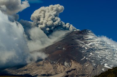 Etkin Cotopaxi yanardağ patlayan