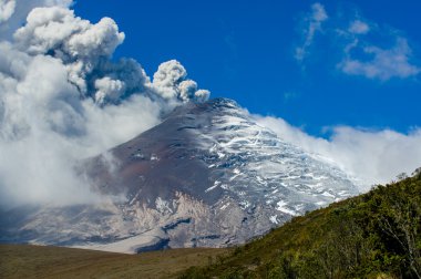 Etkin Cotopaxi yanardağ patlayan