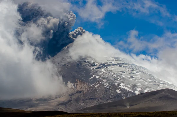 Aktivní propukl sopka Cotopaxi — Stock fotografie