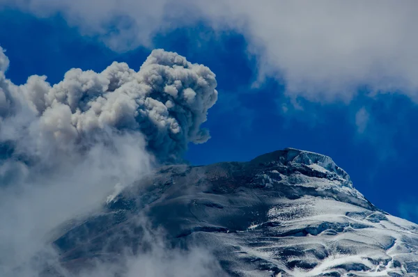 Active Cotopaxi volcano erupting — Stock Photo, Image