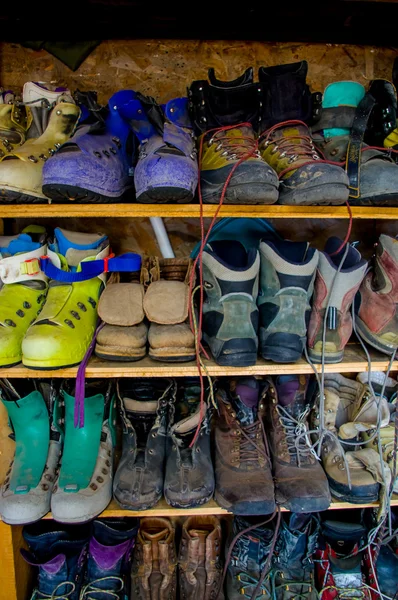Scarponi da arrampicata in una scarpiera esterna — Foto Stock