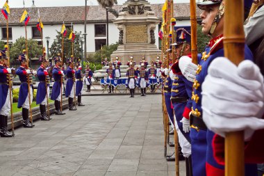 Gardiyan, Başkanlık Sarayı, Quito, Ekvator değiştirme