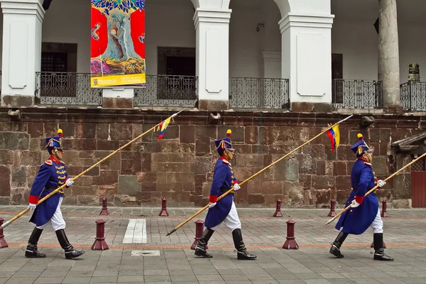 Смена караула, Президентский дворец, Кито, Эквадор — стоковое фото