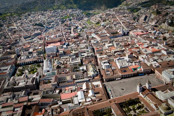 Fotografia aérea da antiga cidade colonial em Quito, Equador — Fotografia de Stock