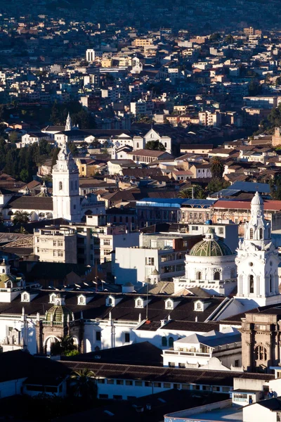 Foto aérea del casco antiguo colonial de Quito, Ecuador — Foto de Stock