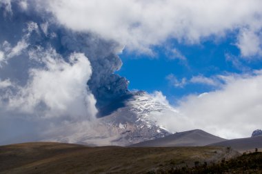 Etkin Cotopaxi yanardağ patlayan